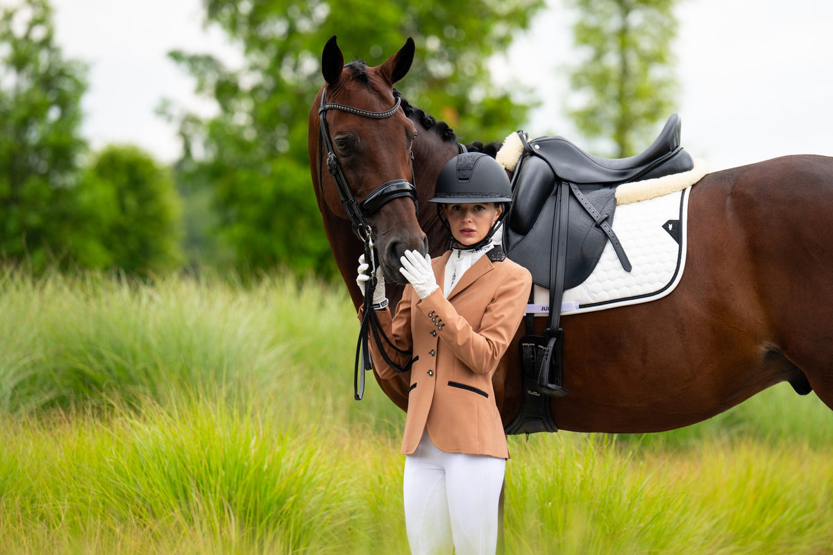 JuulC Caramel wedstrijdjasje gedragen met paard